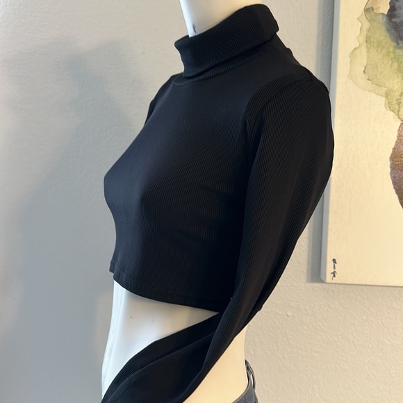 ROMWE Long sleeve turtleneck crop top. - Picture 3 of 6